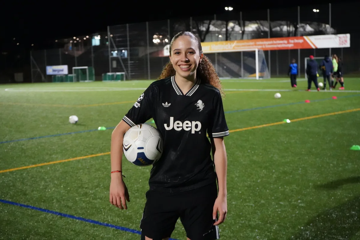 Jugendliche trainieren auf dem Kunstrasen im Eselriet.